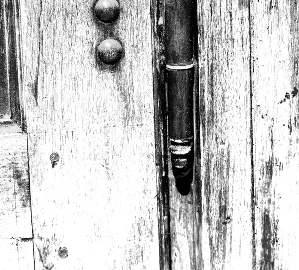 Puerta vieja y antigua casa de madera cerrada bisagra antigua — Foto de Stock
