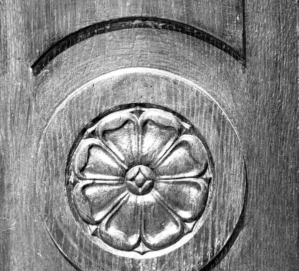 在欧洲意大利首页的木门和切口的纹理 — 图库照片