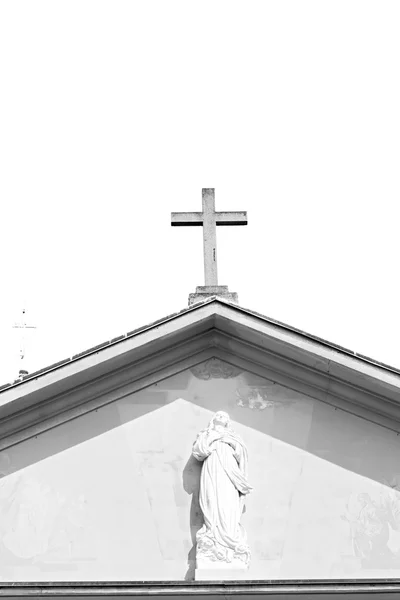 Monumento estatua en la antigua construcción histórica italia europe mil —  Fotos de Stock