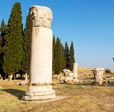 eski inşaat sütun ve Roma Tapınağı geçmiş pamukkal