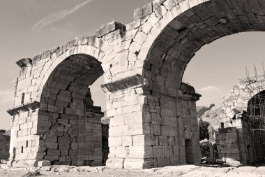 eski inşaat sütun ve Roma Tapınağı geçmiş pamukkal