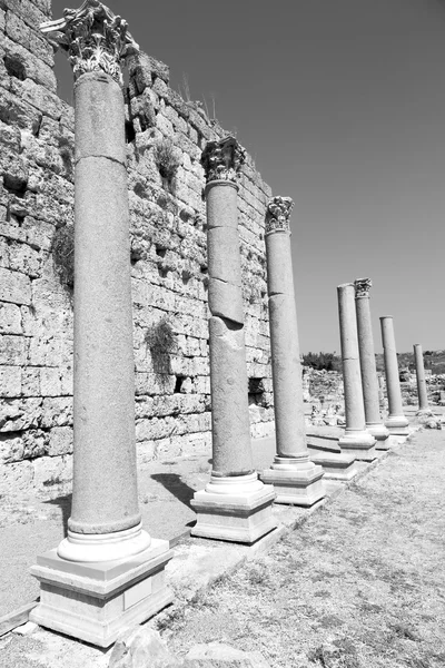 아시아 터키에서 perge 오래 된 건설 열 및 로마 — 스톡 사진