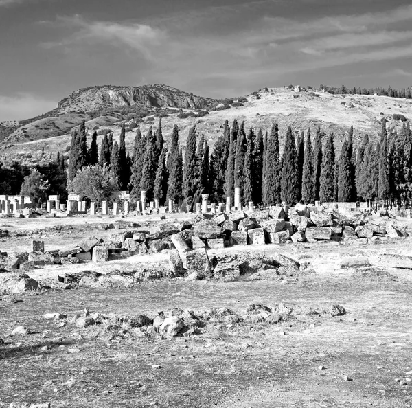 Παλιά κατασκευή στήλη και το ρωμαϊκό ναό ιστορία pamukkal — Φωτογραφία Αρχείου