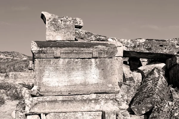 Παλιά κατασκευή στήλη και το ρωμαϊκό ναό ιστορία pamukkal — Φωτογραφία Αρχείου