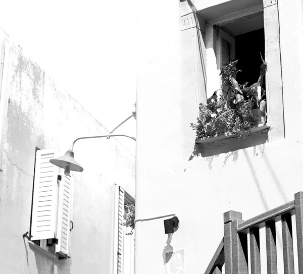 Antigua arquitectura en la isla griega ventana y puerta blanca col —  Fotos de Stock