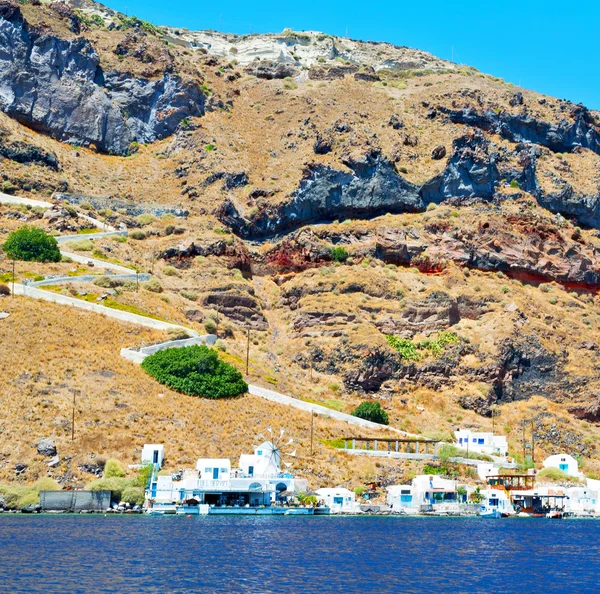 З одного човна в Європі будинок острова Санторіні і скелі — стокове фото