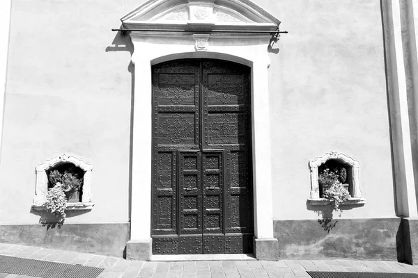 Europa architectuur en hout het detail van de historische poort in de muur — Stockfoto