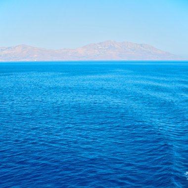 Deniz ve gökyüzü tekne adalarından Yunanistan