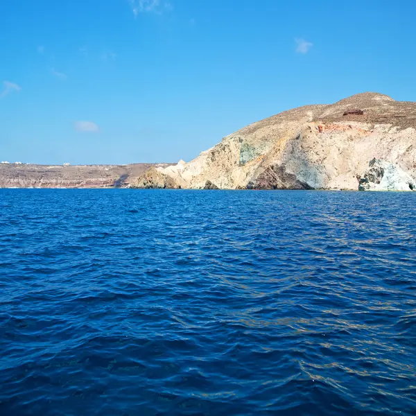 Aus dem boot meer und himmel im mediterranen meer Santorini griechenland — Stockfoto