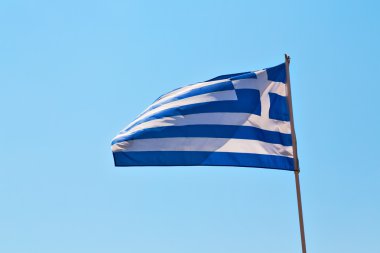 Beyaz bayrak direğine içinde Yunanistan bayrağı sallayarak