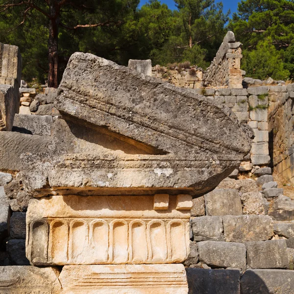 Ruines pierre et théâtre dans antalya arykanda dinde asie ciel un — Photo