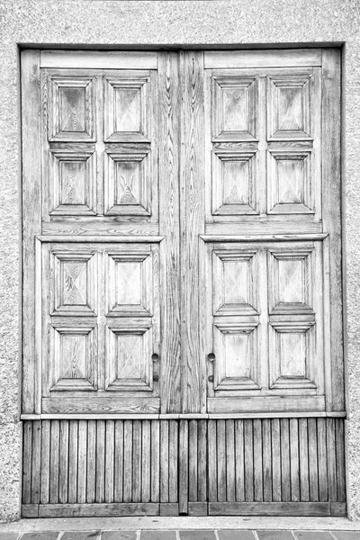 Puerta tradicional en madera antigua italia y tradicional t — Foto de Stock