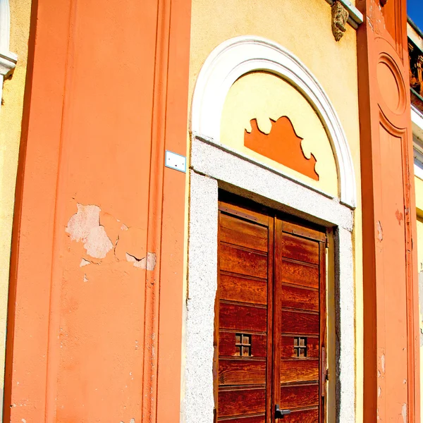 Old door in italy land europe architecture and wood the historic — Stock Photo, Image