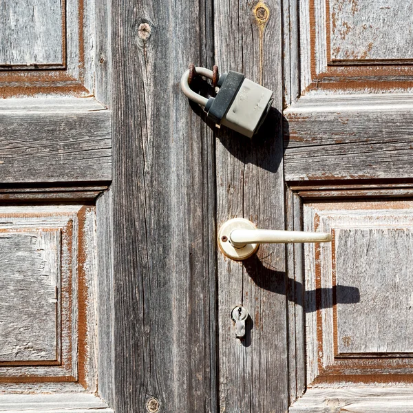 Drzwi wejściowe pozbawione farby w Włochy ancian drewna i — Zdjęcie stockowe