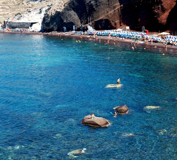 Вода и средиземноморское побережье моря красный пляж в Санторини г — стоковое фото