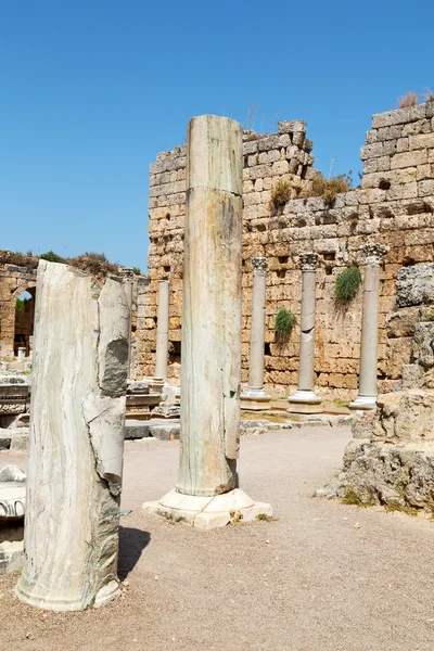 Perge vieux en Asie et le temple romain — Photo