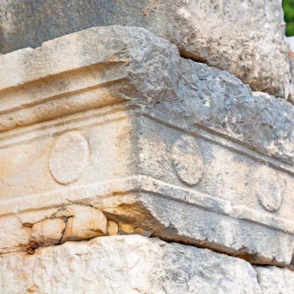 Arbusto puerta en myra la antigua construcción de piedra columna a — Foto de Stock