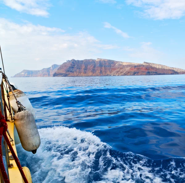 Gebäude von einem Boot in Europa Griechenland Santorini Insel hou — Stockfoto