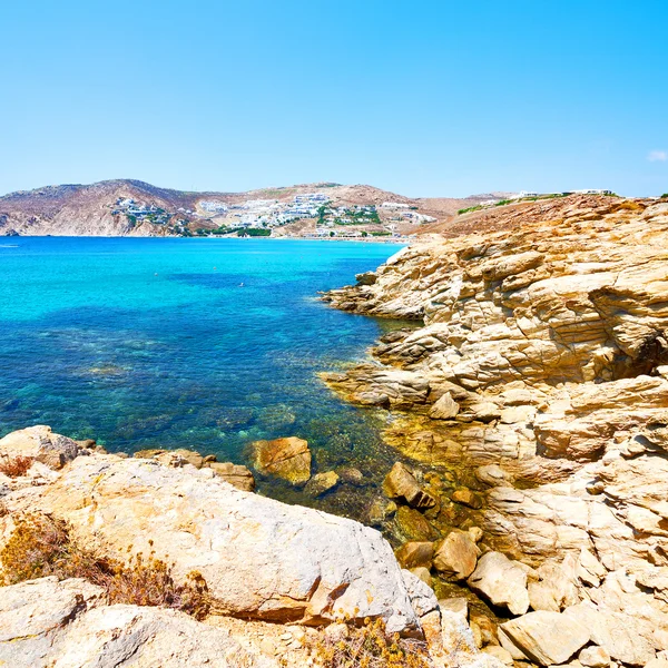 En Grecia la isla mykonos roca mar y playa cielo azul — Foto de Stock