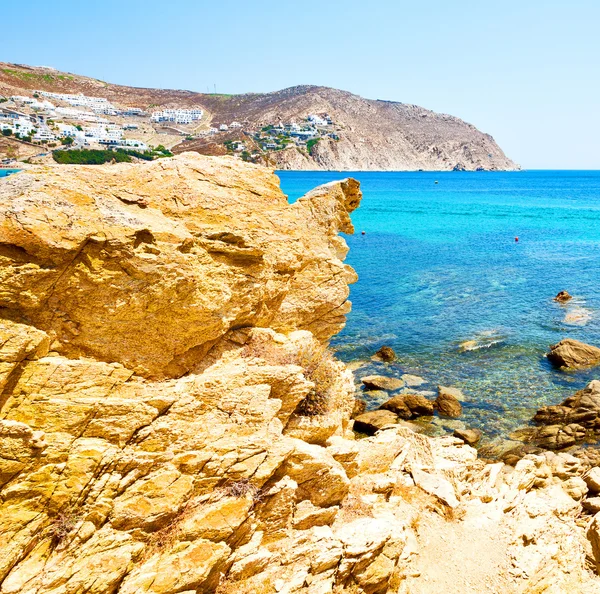 In Griekenland mykonos eiland rots zee en strand blauwe hemel — Stockfoto