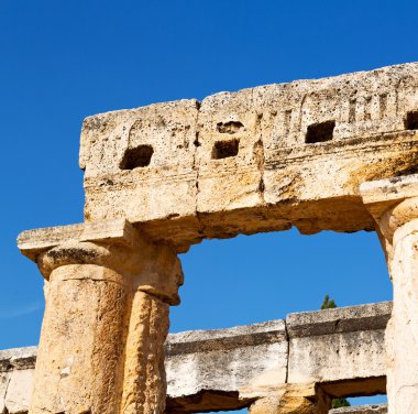 eski inşaat sütun ve Roma Tapınağı geçmiş pamukkal