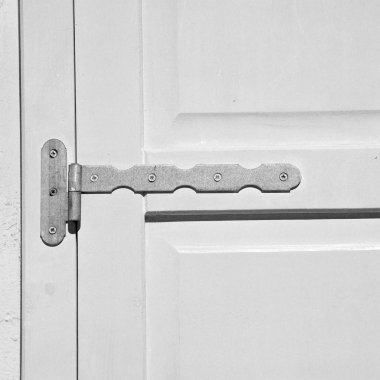 duvar eski menteşeli bir pencere mavi ahşap ve paslı metal