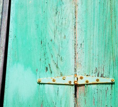 duvar eski menteşeli bir pencere yeşil ağaç ve paslı metal