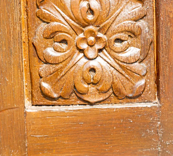 Na europa itália textura em casa de uma porta de madeira e incisão — Fotografia de Stock