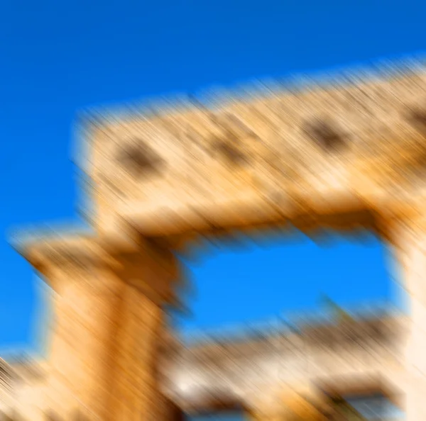 Verschwommen und der römische Tempel in der asiatischen Türkei — Stockfoto