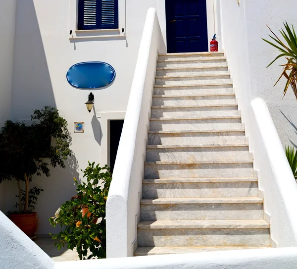 Antigua arquitectura en la isla griega ventana y puerta blanca col — Foto de Stock