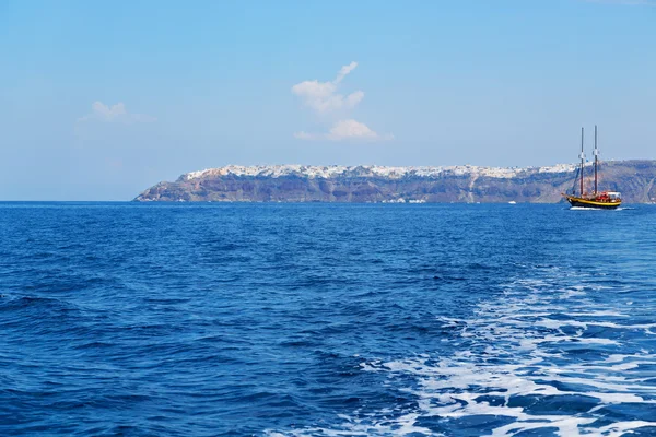 Segeln in der Nähe von Hügeln und Felsen am Sommerstrand in Europa — Stockfoto