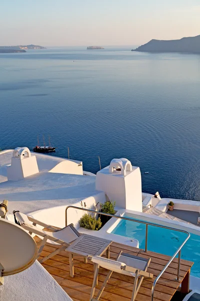 Casa blanca y azul en santorini piscina — Foto de Stock