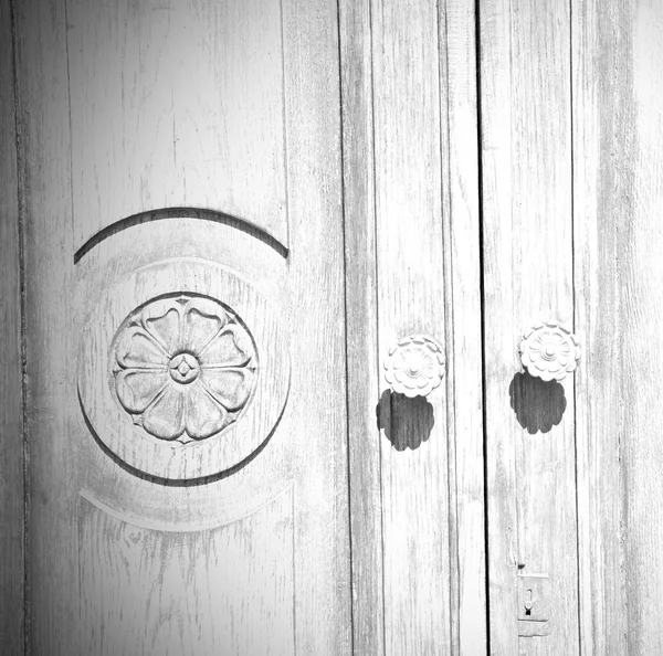 Pozbawione farby drzwi w ancian Włochy drewna i tradycyjne — Zdjęcie stockowe