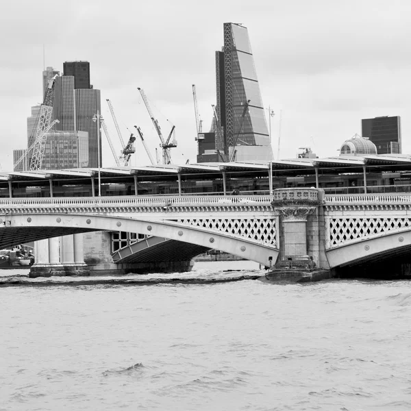Brug van de thames rivier Vensters in de city of london thuis en — Stockfoto