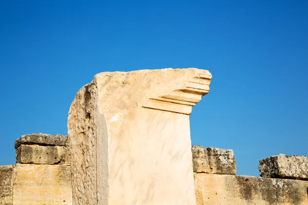 Columna de construcción y el pamukkale en pavo asiático — Foto de Stock