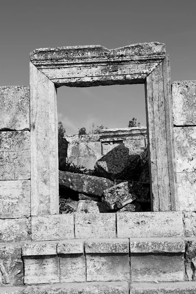 eski inşaat sütun ve Roma Tapınağı geçmiş pamukkal