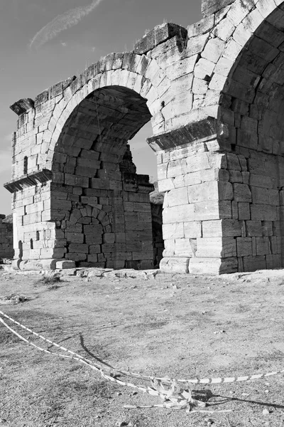 In de kolom oud bouw en de Romeinse tempel geschiedenis pamukkal — Stockfoto