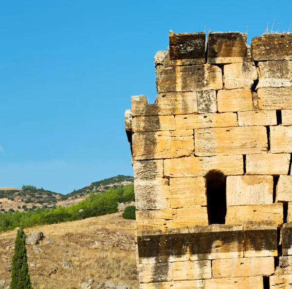 Παλιά κατασκευή στήλη και το ρωμαϊκό ναό ιστορία pamukkal — Φωτογραφία Αρχείου