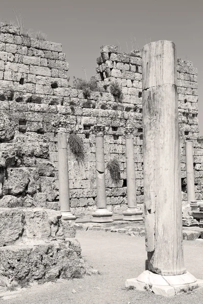 Perge oude constructie in Azië Turkije de kolom en de Romeinse — Stockfoto