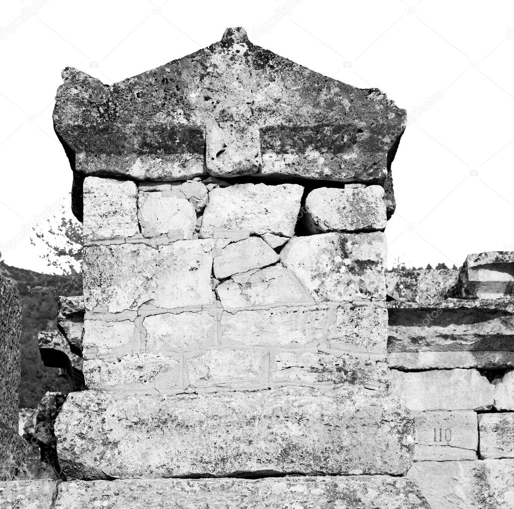 old construction column    and the roman temple history pamukkal