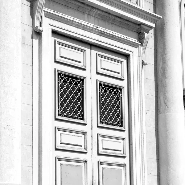 Detail in  wall door  italy land europe architecture and wood th — Stock Photo, Image