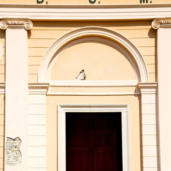 Wand deur in Italië land Europa architectuur en hout de histori — Stockfoto