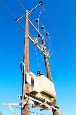 Umman elektrik kablo ahşap pilon 
