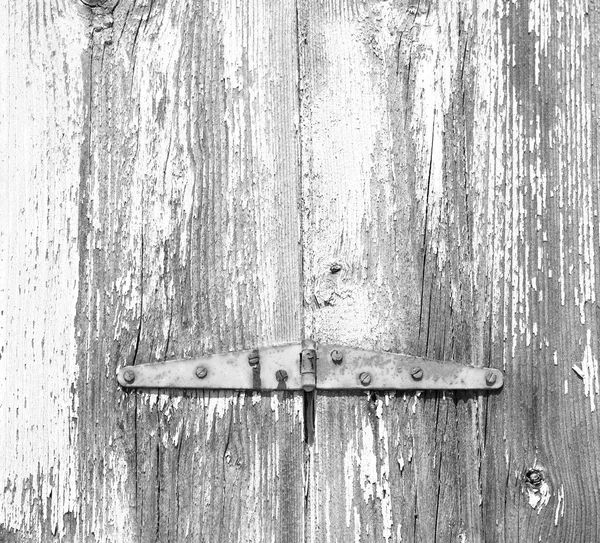 En la vieja pared una ventana con bisagras de madera verde y metal oxidado — Foto de Stock