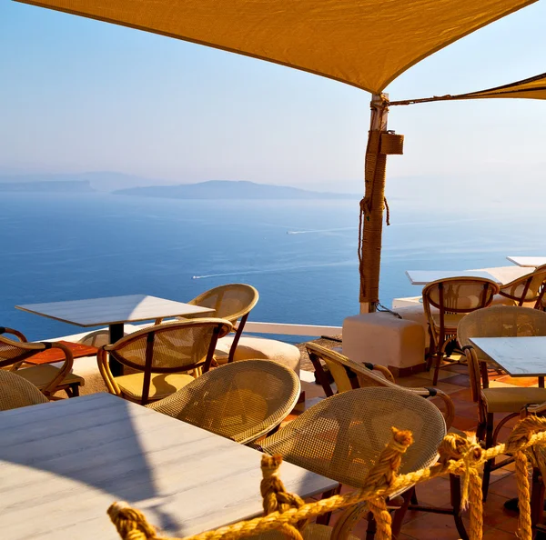 Fonott kanapé santorini Európában Görögország régi étterem szék és — Stock Fotó