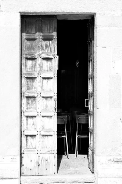 Detail in  wall door  italy land europe architecture and wood th — Stock Photo, Image