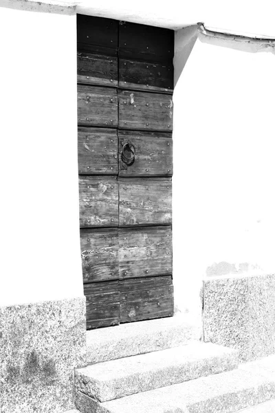 壁ドア イタリア詳細土地ヨーロッパ建築と木材番目 — ストック写真