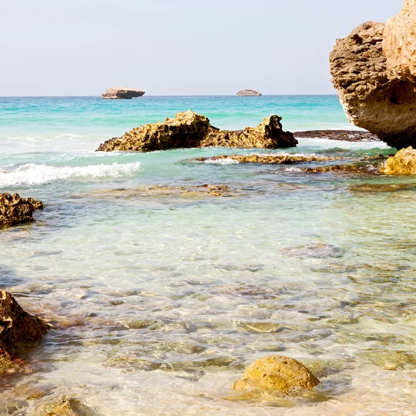 Dans oman littoral mer océan golfe rocher et plage se détendre près du ciel Images De Stock Libres De Droits