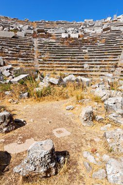eski tapınak ve tiyatro antalya gökyüzü ve kalıntılar