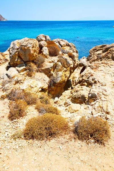 En Grecia la isla mykonos roca mar y playa cielo azul — Foto de Stock
